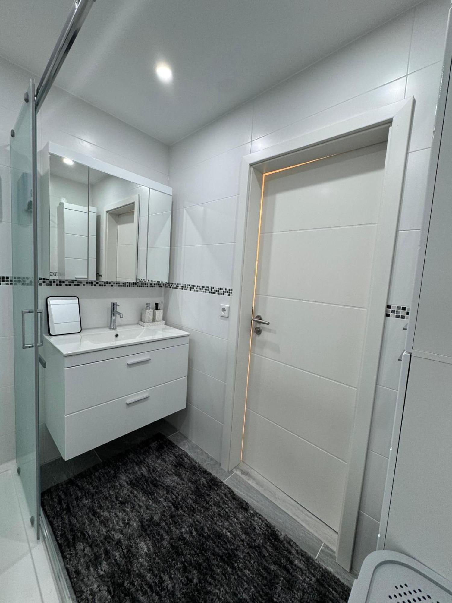 Familienfreundliche Geraeumige Design-wohnung Mit Balkon Im Zentrum - Apolonialiving * Karlsruhe